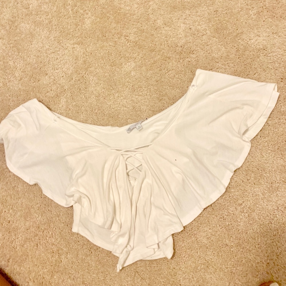 SUPER CUTE blouse with criss cross detail in front